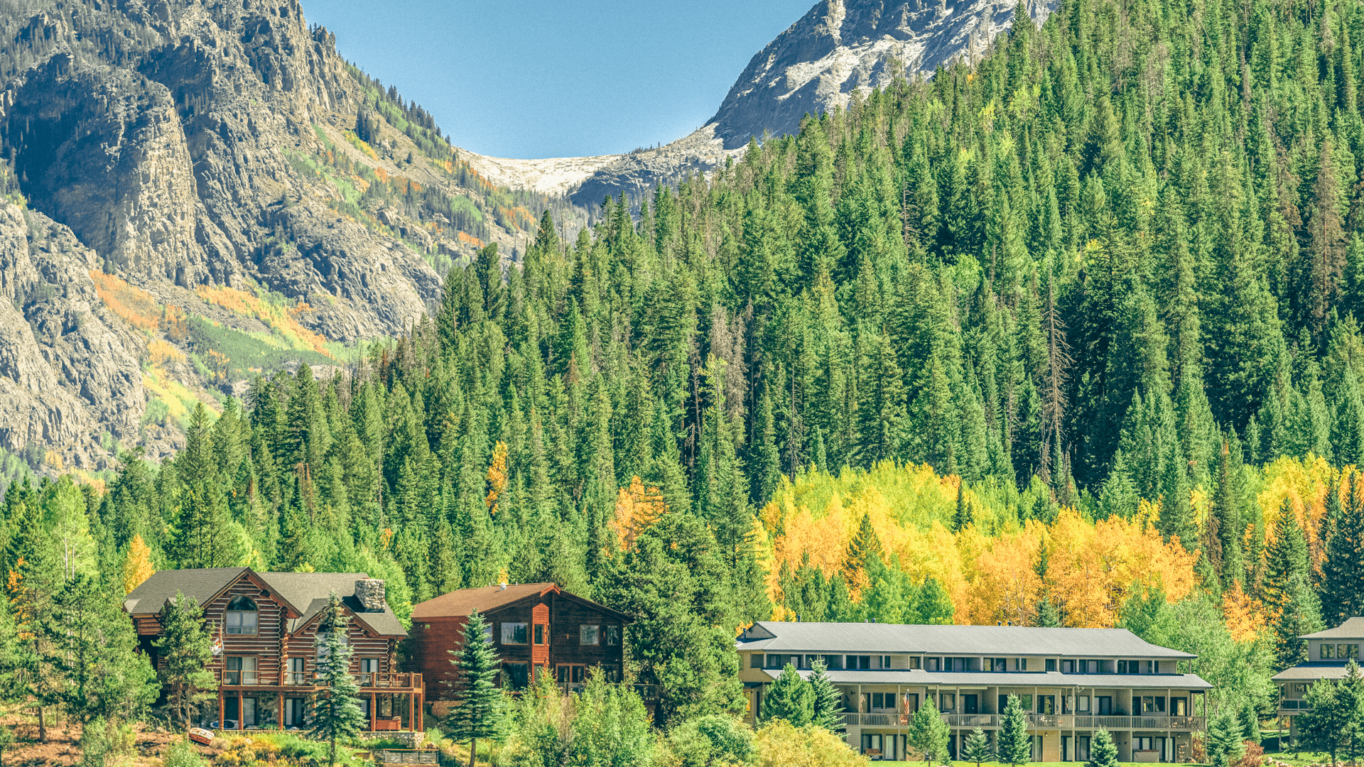 A mountain resort in colorado with trees in the background.