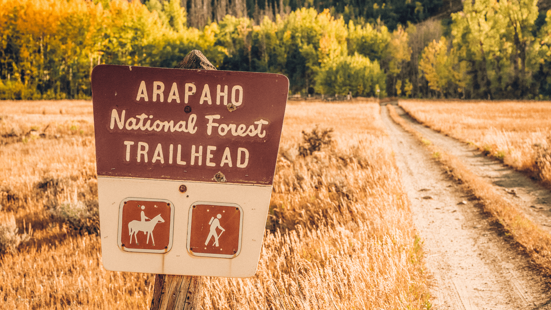 A sign that says arapaho national forest trail.