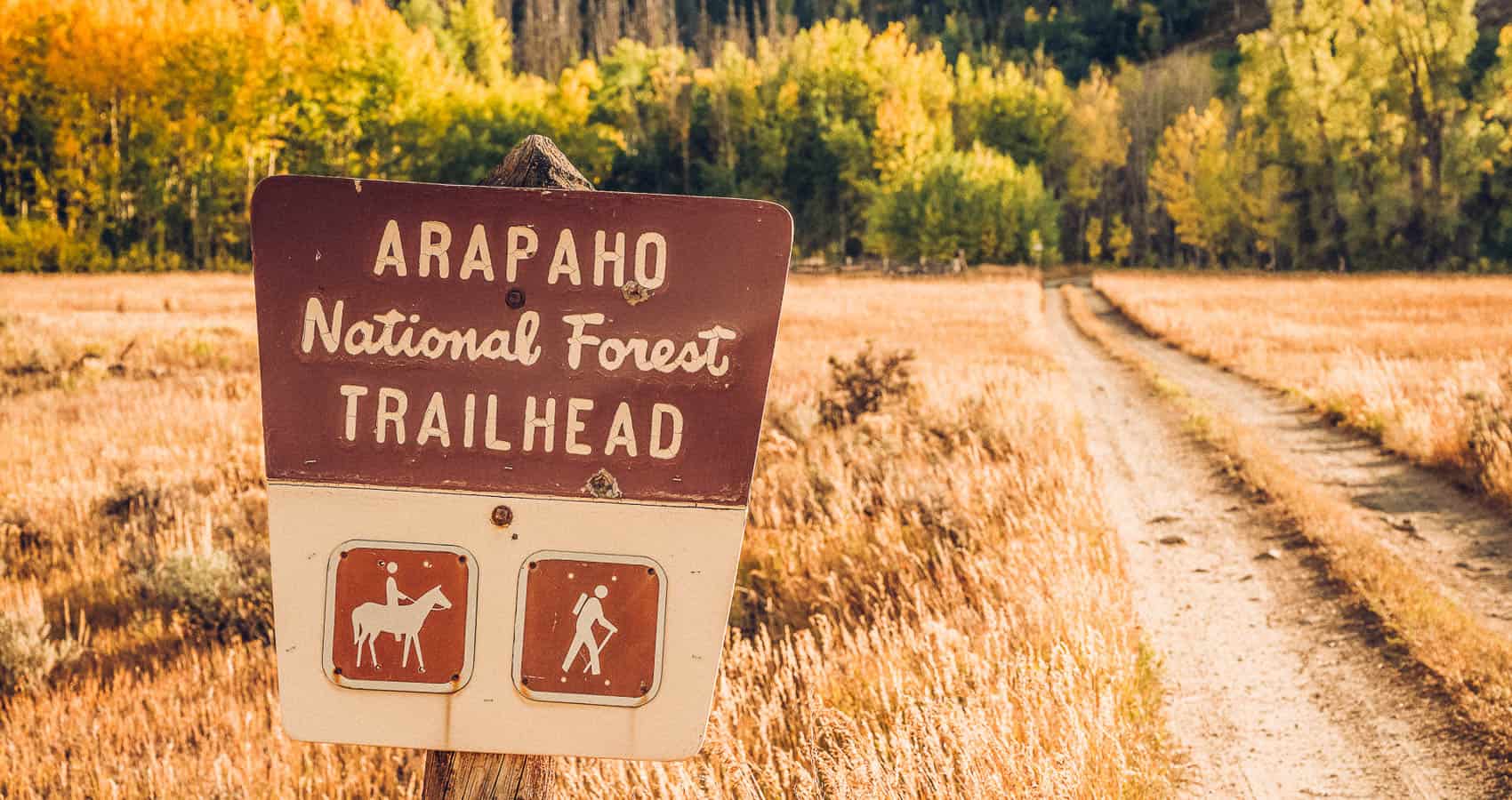 A sign that says arapaho national forest trailhead.