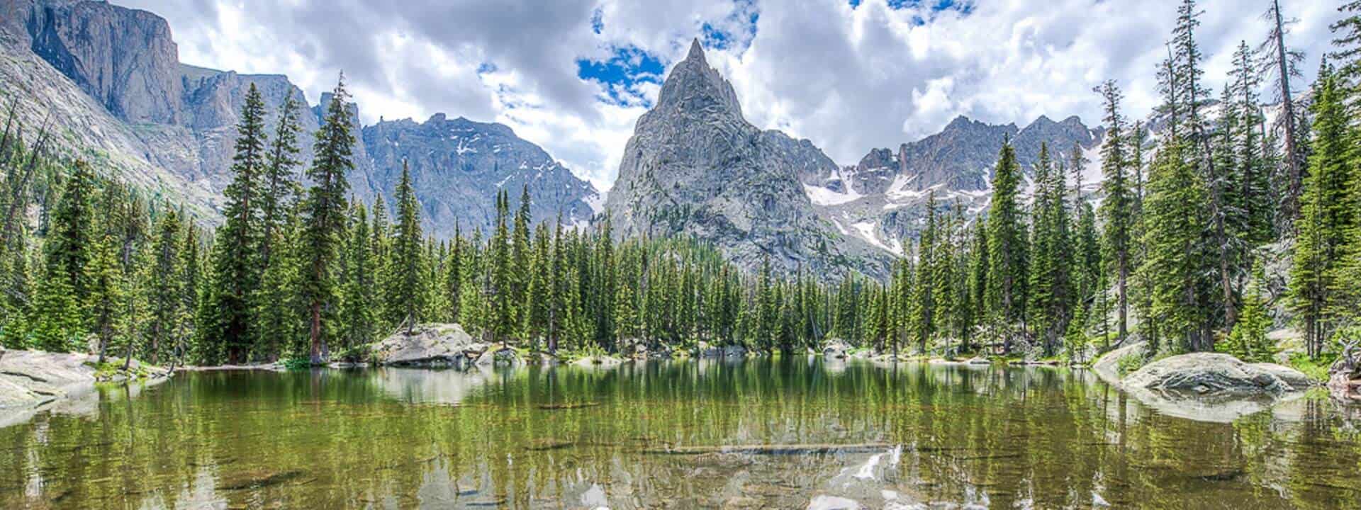 A lake surrounded by mountains and trees.